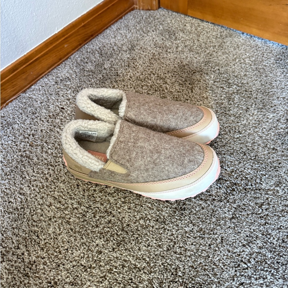 SOREL Mackenzie Snow Slip-On Shoes in Taupe, Cream and Blush size 9